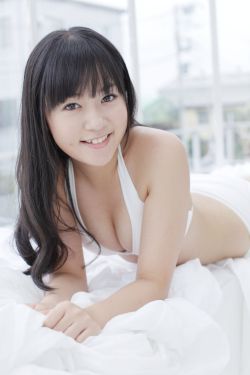 男生抱着女生压枪